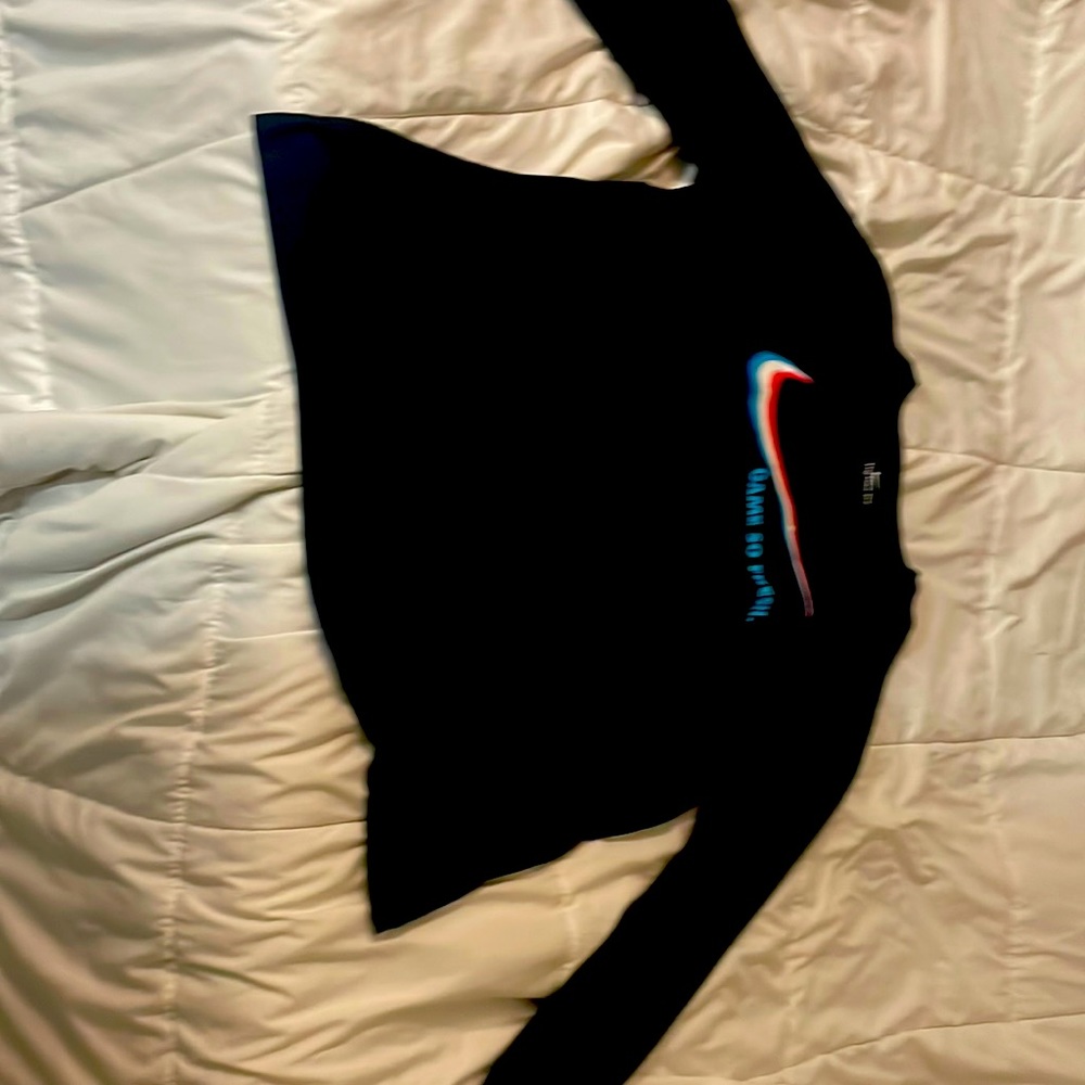 I’m selling a Nike long sleeve t shirt.